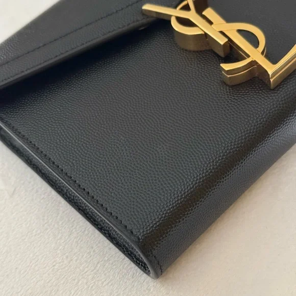 𝑪𝑨𝑺𝑺𝑨𝑵𝑫𝑹𝑨 𝑾𝑨𝑳𝑳𝑬𝑻 𝑶𝑵 𝑪𝑯𝑨𝑰𝑵 - Picture 6 of 14